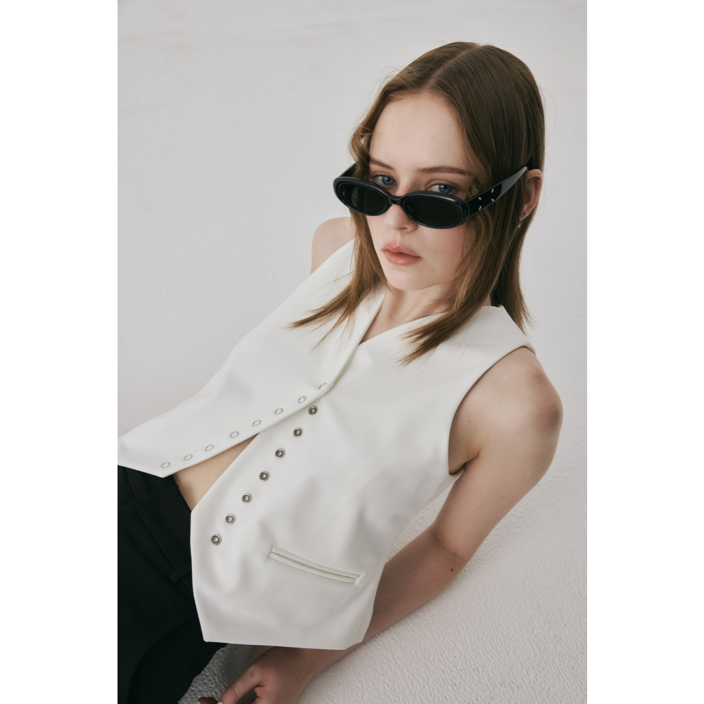 IVAN VEST เสื้อกั๊กแขนกุด ผ้ามีน้ำหนัก อยู่ทรง ยับยากมาก