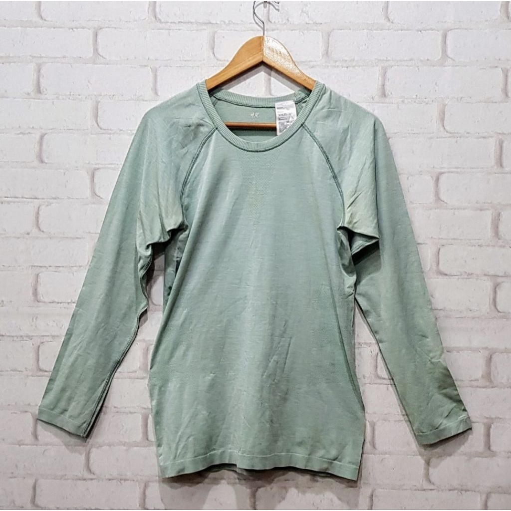 (U43) เสื้อแขนยาว ผ้าโพลี H&M อก 36 " ยาว 27 "