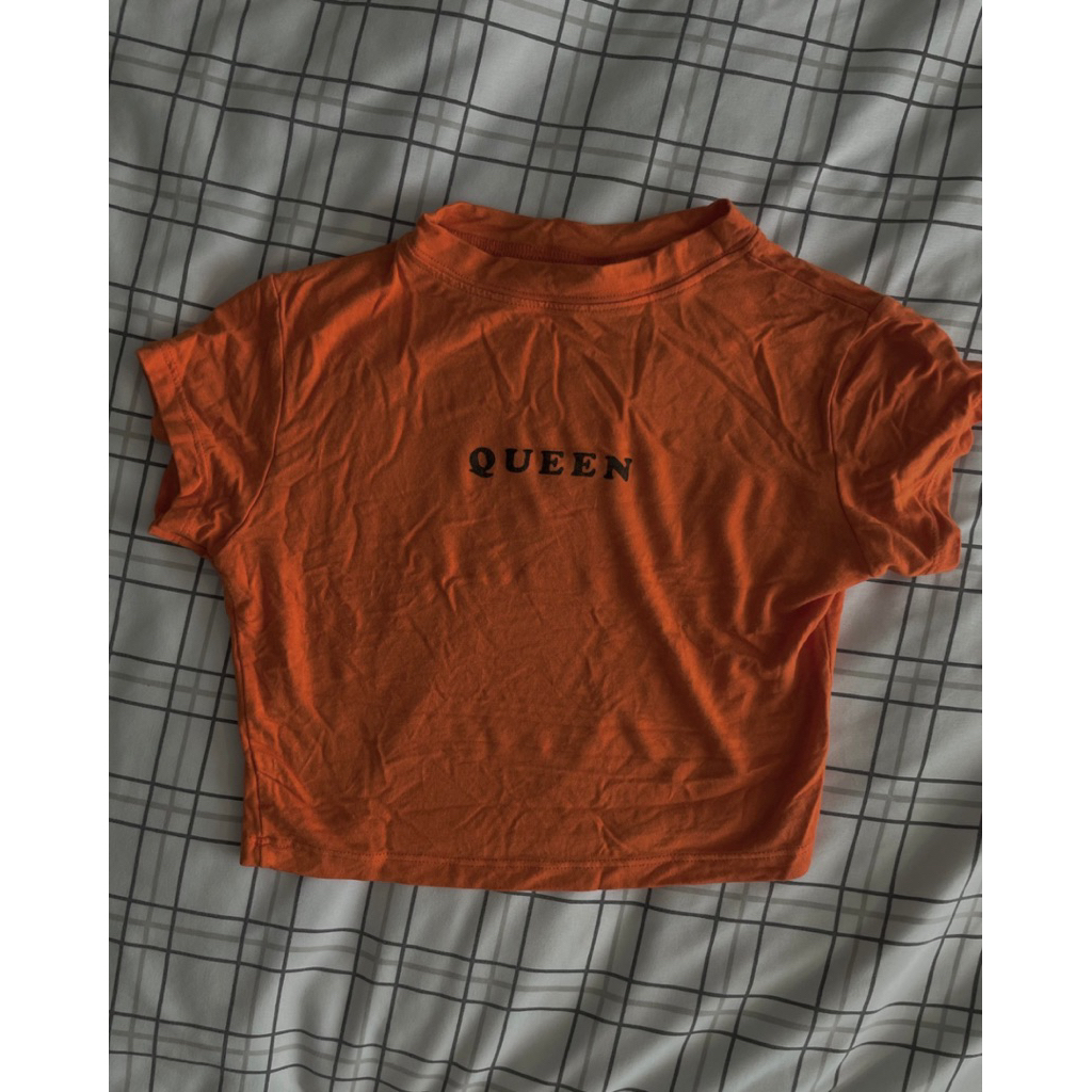 A56-A57 เสื้อcropสีส้มและเดรสแขนยาวสีเทา มือสอง