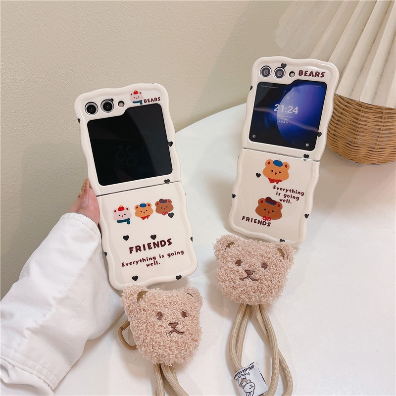 พร้อมส่งจากไทย ! เคสฟลิปนิ่มลายน้องหมีแสนน่ารัก พร้อมตุ้กตาหมีห้อย (2104) for Samsung Galaxy Z Flip6 Flip5 Flip4 Flip 3