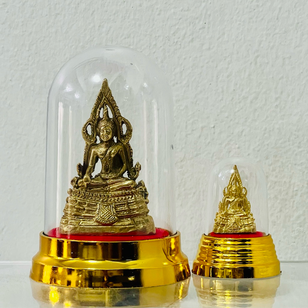 พระพุทธชินราช ทำจากทองเหลือง ครอบแก้ว คุ้มครองให้ปลอดภัยจากอันตรายทั้งปวง มี 2 ขนาด