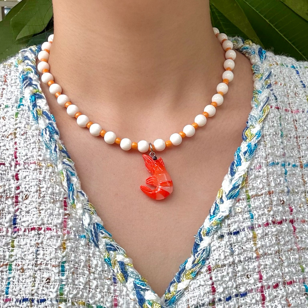 Piing me Necklace | สร้อยคอลูกปัดกลมสีขาว (8 mm) สลับลูกปัดเม็ดเล็กสีส้มพร้อมจี้กุ้งส้ม