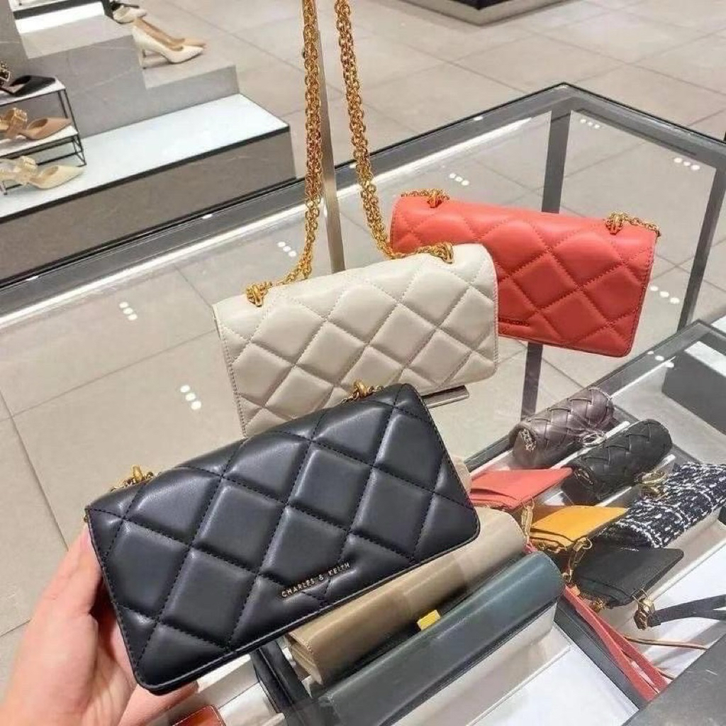 𝘾𝙝𝙖𝙧𝙡𝙚𝙨 𝘼𝙣𝙙 𝙆𝙚𝙞𝙩𝙝⬛️  𝙋𝙖𝙛𝙛𝙪𝙩𝙤 𝘾𝙝𝙖𝙞𝙣 𝙃𝙖𝙣𝙙𝙡𝙚 𝙌𝙪𝙞𝙡𝙩𝙚𝙙 𝙇𝙤𝙣𝙜 𝙒𝙖𝙡𝙡𝙚𝙩 กระเป๋า Charles And Keith