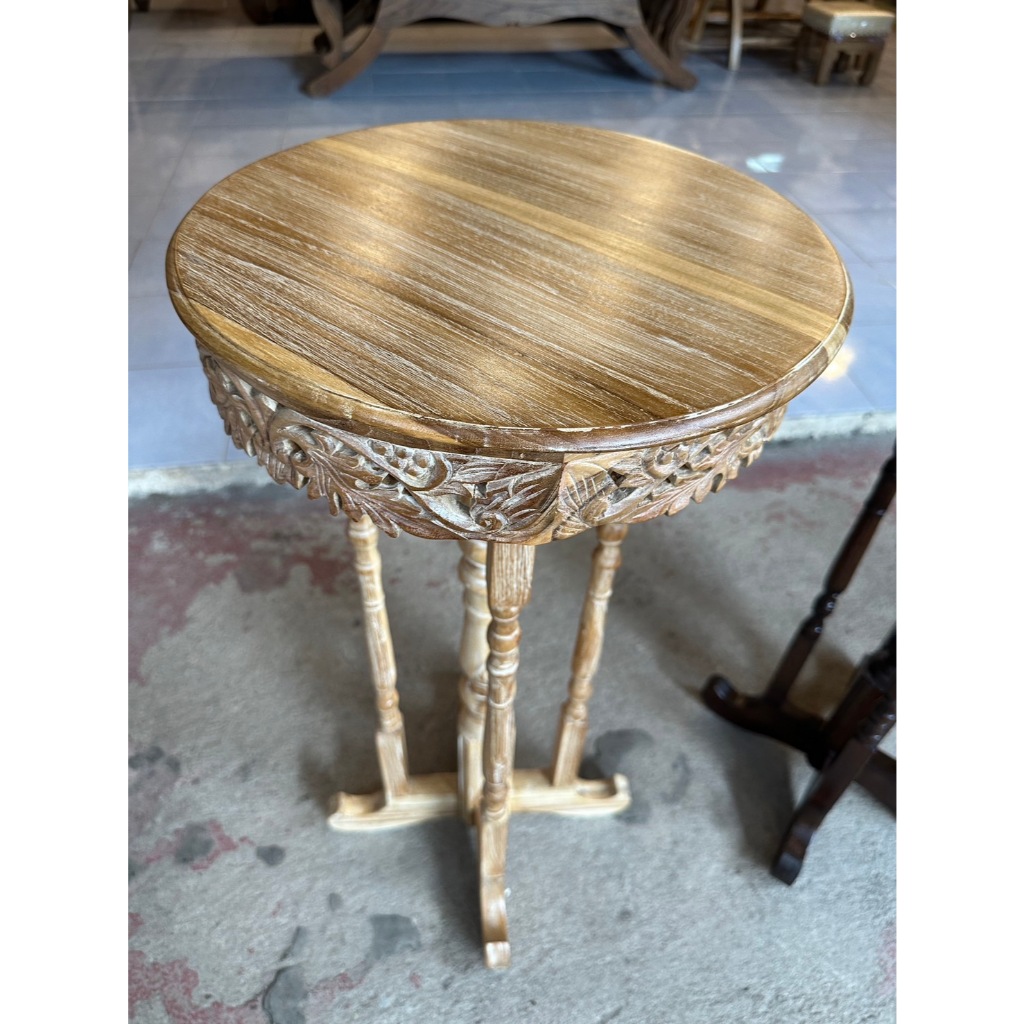 โต๊ะไม้สัก โต๊ะกลม ลายเถาองุ่นกว้าง 35X สูง 75cm ขานก 3สีสวยไม้สักแก่ โต๊ะแกะสลัก โต๊ะข้าง - รูปที่ 2