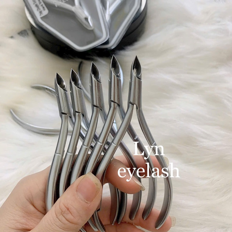 กรรไกรตัดหนัง สปริง 2ขา คมดี Lyn Eyelash สีเงินหัวแหลมค่ะ