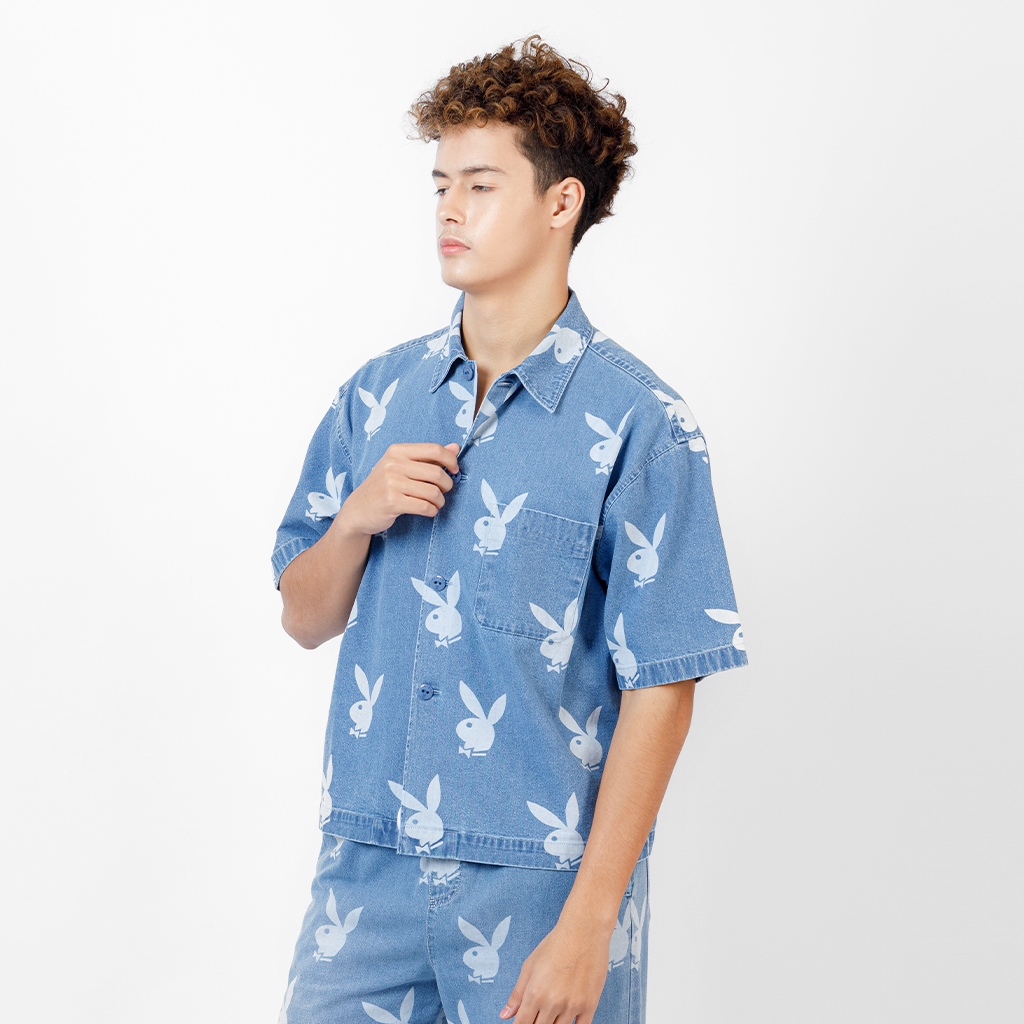 PLAYBOY I YK YK FIT เสื้อฮาวายแขนสั้นยีนส์พิมพ์ลายหัวกระต่ายทั้งตัว รุ่น P1UT243SS005BL