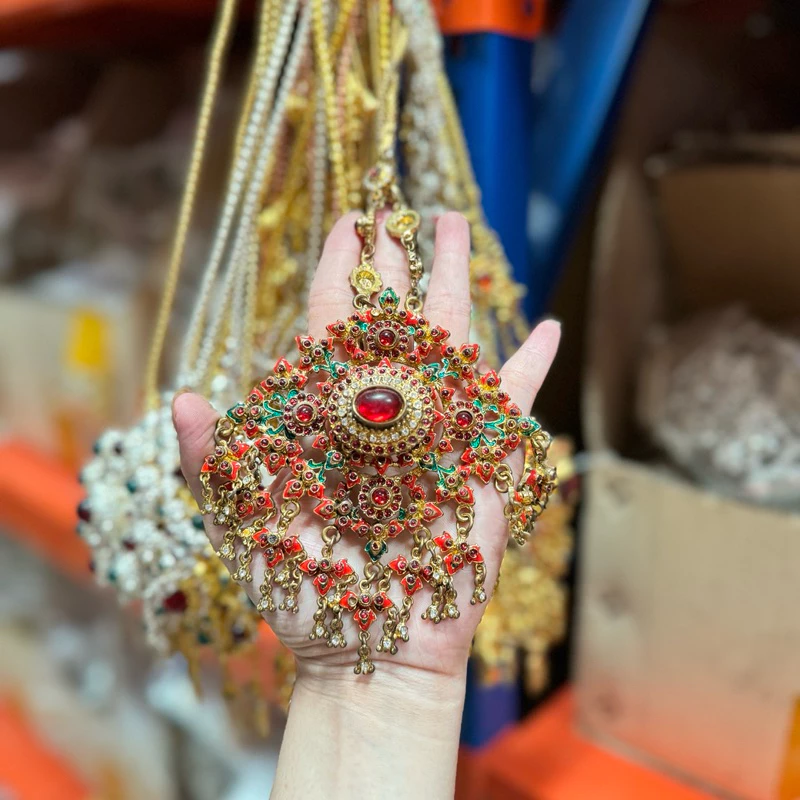 Sales ชุดไทยสร้อยคอสินค้ามีปัญหาหัวเข็มขัด งานเก่าออกซิไดซ์กลายเป็นจุดด่างดำ เพชรหลุด