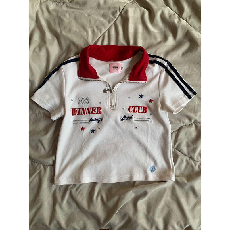 เสื้อครอป คอซิป สีแดงขาว winner club cintage
