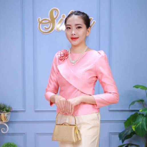 เสื้อไหมสี่เส้นแต่งสายสะพายโรเซลล่า (ท25)
