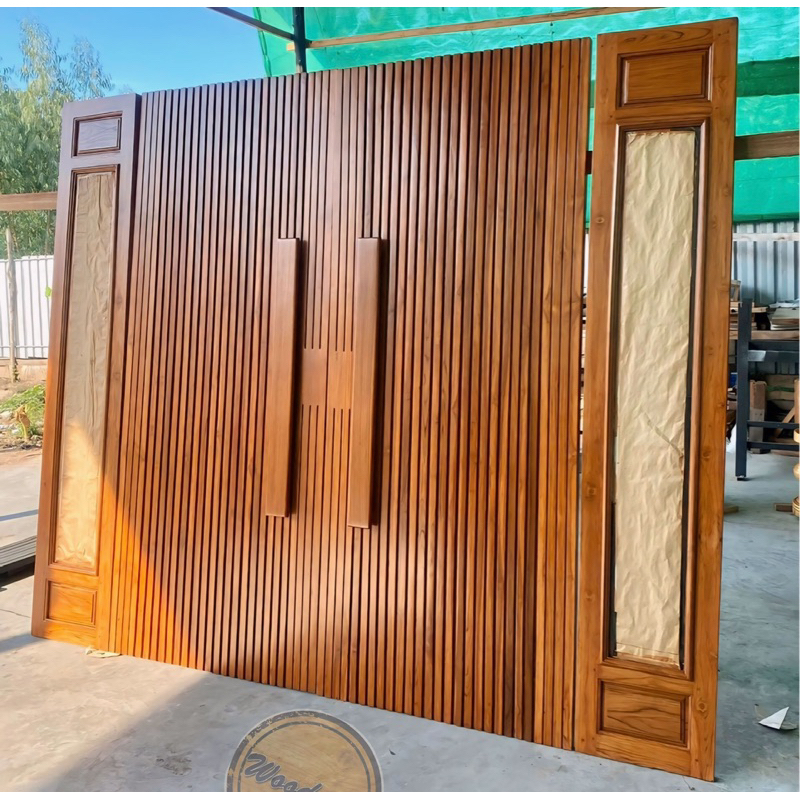 ประตูหน้าบ้านไม้สักทอง(บานข้างมีขนาด40X200Cm.) งานสีเกรด A ช่างเชียงใหม่ ส่งฟรี (ไม่รวมวงกบ)