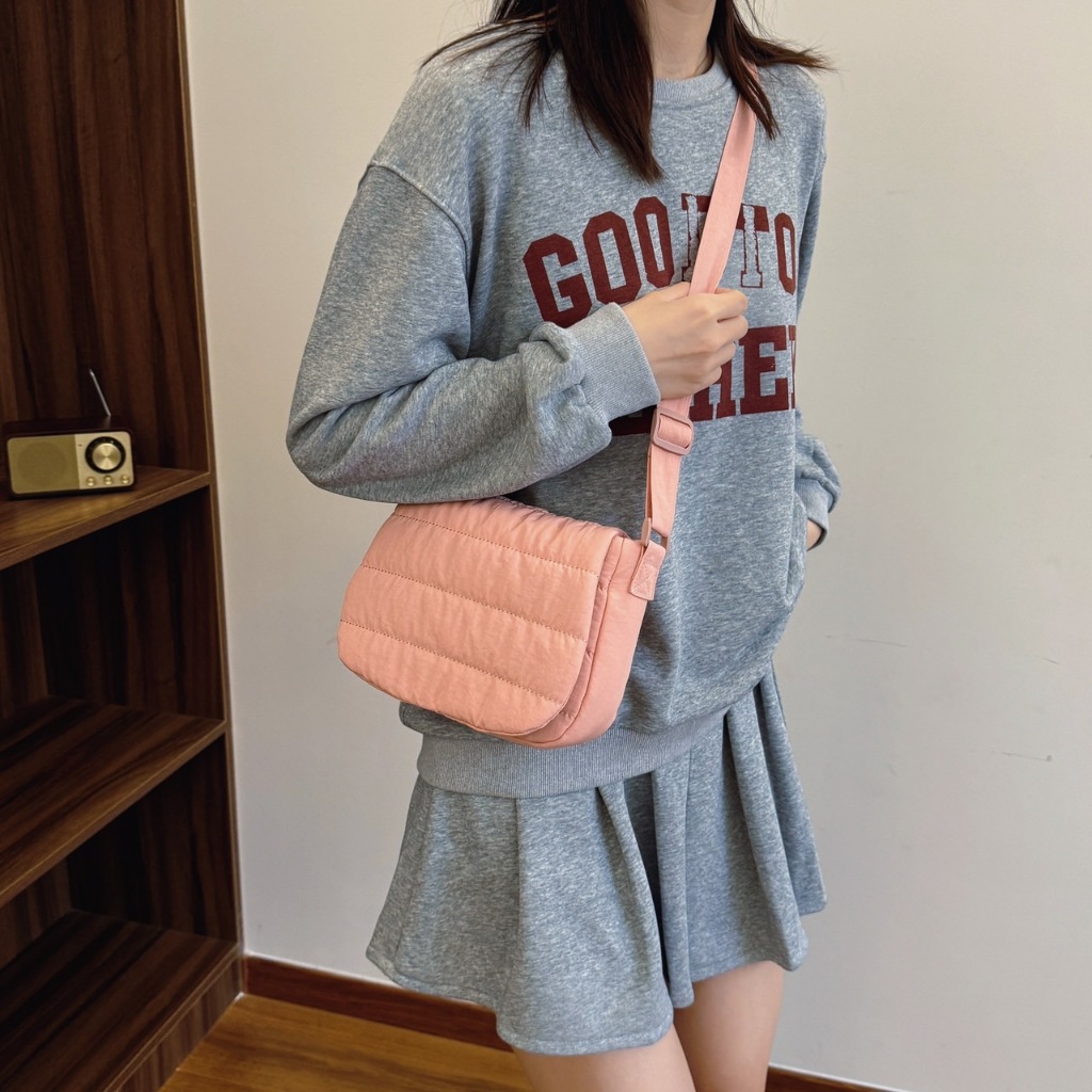 มาใหม่🔥🔥uniqlo มีป้ายห้อยยูนิโคล่ กระเป๋าสพายข้างสำหรับผู้หญิง สไตล์น่ารักๆ สีแบบมินิมอลมินใจ