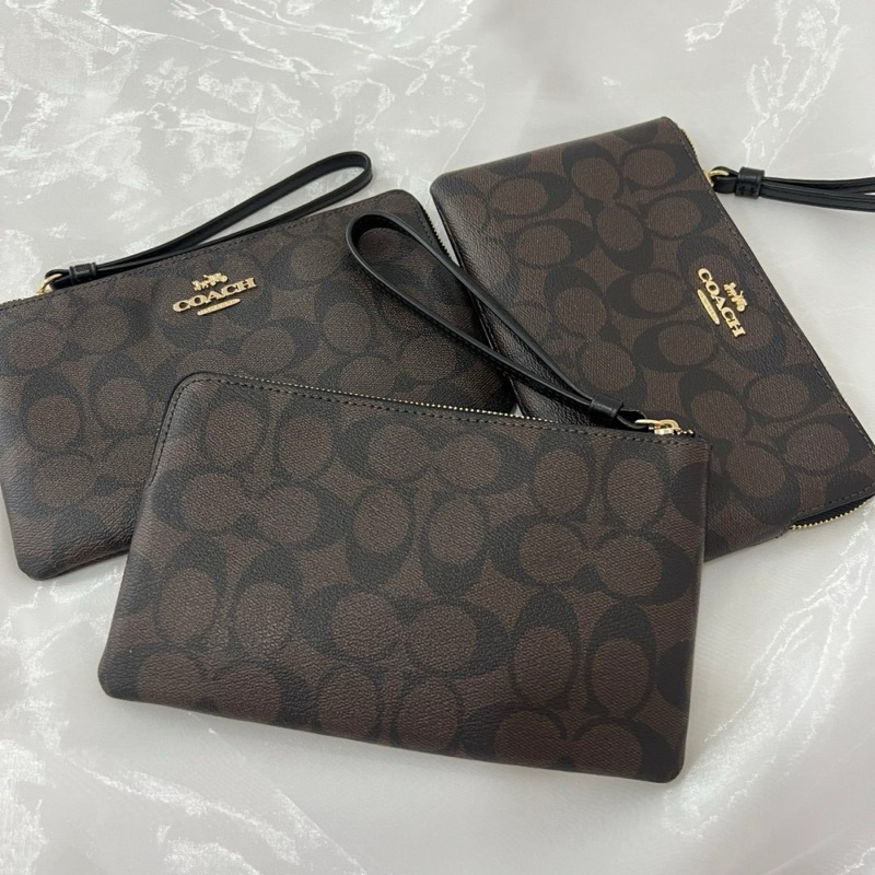 Coach กระเป๋าคล้องมือ ไซส์L ซิปเดียว ลายC สีน้ำตาลเข้ม