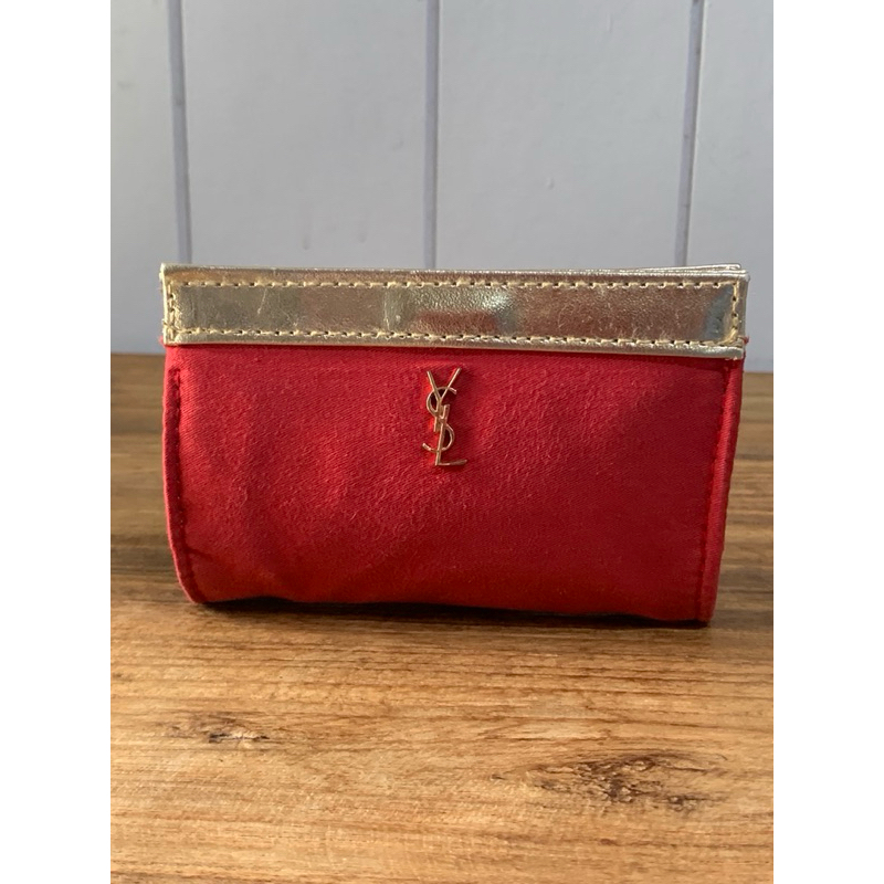 YSL parfums ใบเล็ก ใส่lipsticks ด้านในมีกระจก สภาพดี 🔸cr:รูปสุดท้ายจากinternet