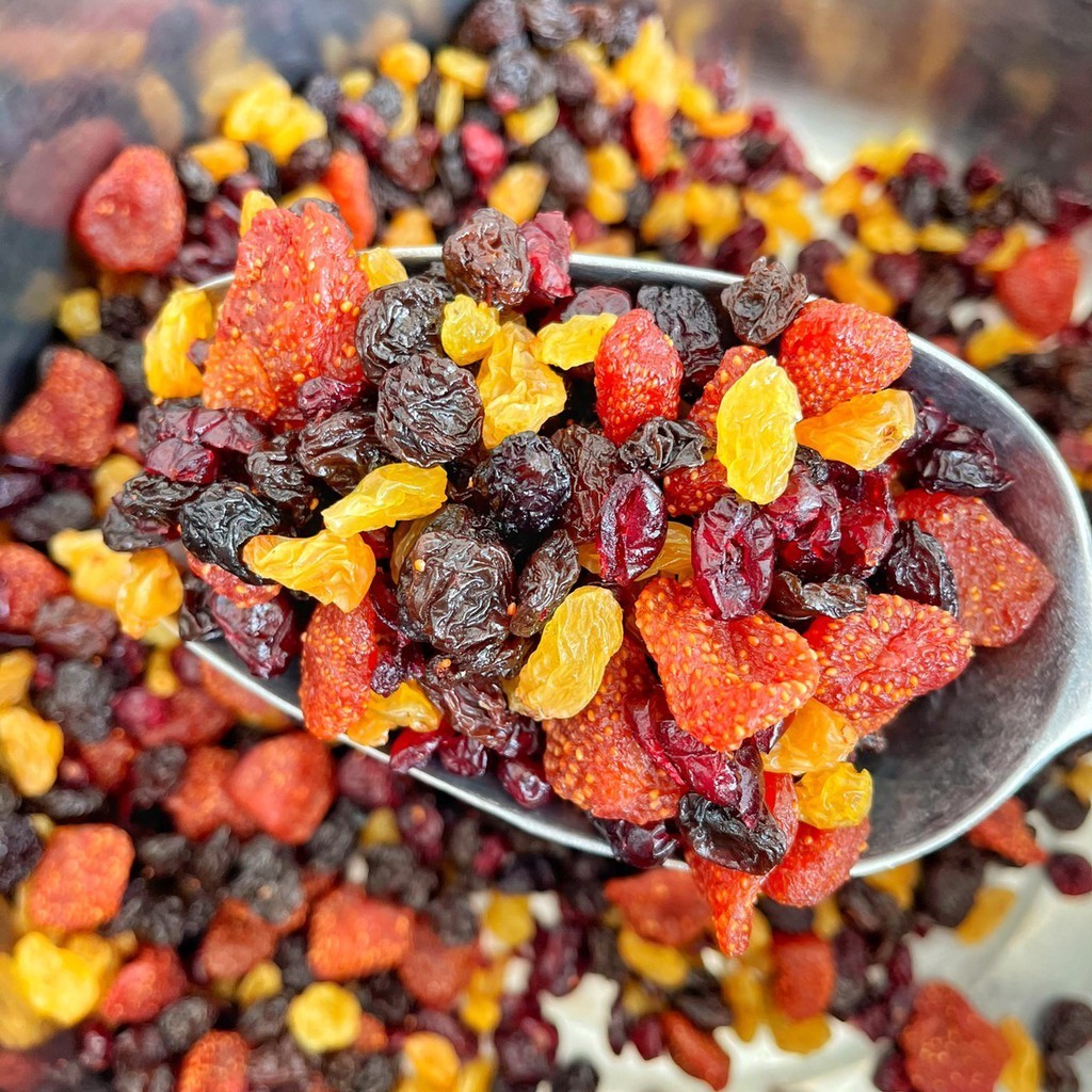 ผลไม้อบแห้งพรีเมียม: ลูกเกดและเบอร์รี่ (ลูกเกดเหลือง, ลูกเกดดำ, แครนเบอร์รี่, สตรอว์เบอร์รี่