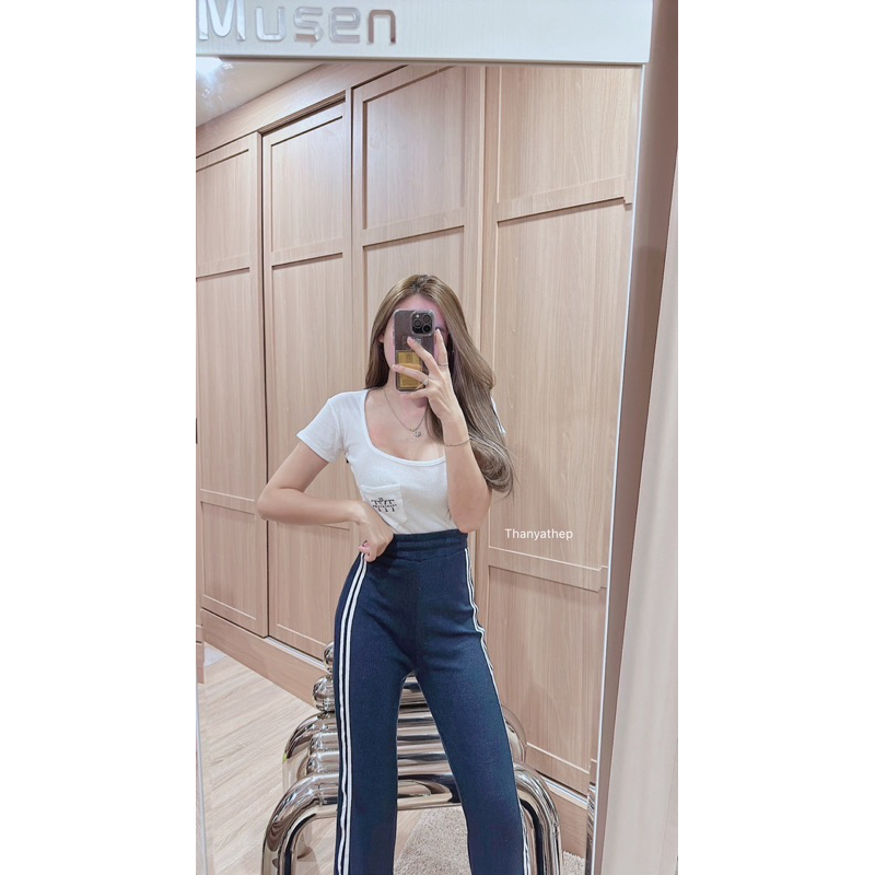 Phapassz - เซท2ชิ้น เสื้อคอยูตัวปัง กระเป๋าปักtyt ทรงเข้ารูป กางเกงขายาวทรงฮิต Thanyathep