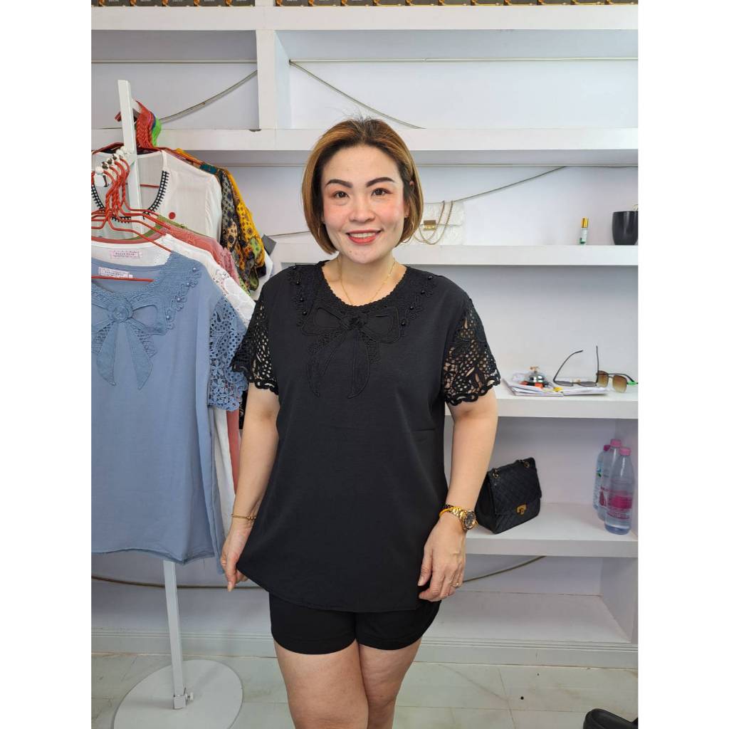 B18///เสื้อคอกลมแต่งลูกไม้ลายโบ ผ้าไหมเกาหลี ฟรีไซร์38-42นิ้ว ยาว24นิ้ว หน้าผ้า42นิ้ว ราคา199บาท
