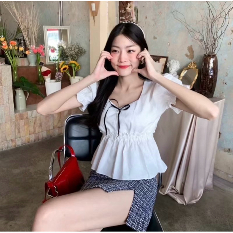 เสื้อแขนตุ๊กตา ริบบิ้นผูกโบว์หน้า มีจำนวนจำนวนกัดค่ะ ดีเทลสวยมากงานใหม่หน้าอกเย็บสองชั้นไม่บางนะคะ(รหัสJ21)