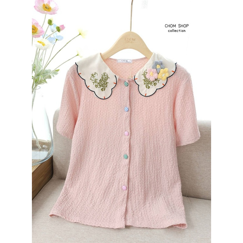 พร้อมส่ง เสื้อยืดแฟชั่น ป้ายChom อก42-44 ยาว24 ผ้ายืด ผ้าอัดลาย คอบัว แขนสั้น งานปักน่ารักๆ ดีเทลการออกแบบทันสมัย