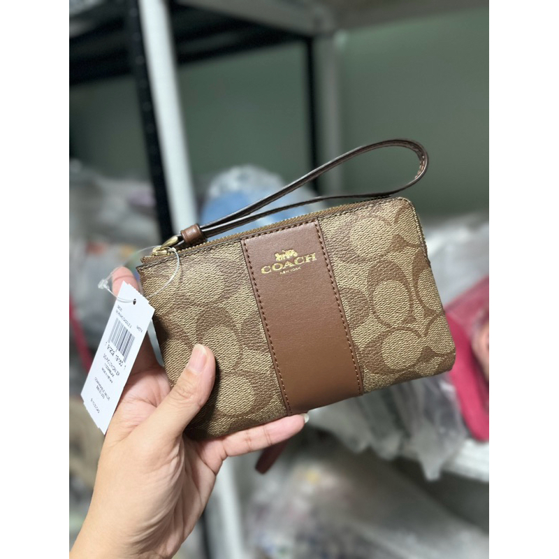Coach 58035 กระเป๋าคล้องมือ ลายc คาดน้ำตาลคาราเมล ไซส์ Sซิปเดียว