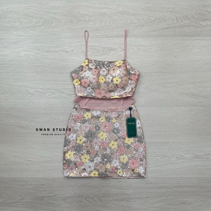 Set เสื้อสายเดี่ยว ผ้าปักเลื่อมดอกไม้หลายสี แต่งผ้าออแกนซ่าสีชมพู มากับกระโปรงสั่นผ้าเดียวกัน