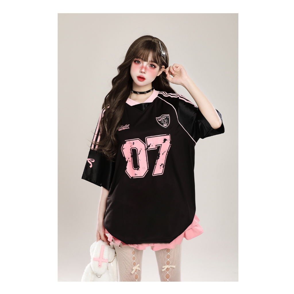 Beryl  เสื้อยืดแขนสั้นพิมพ์ลายเย็บแบบเรโทรอเมริกัน  สไตล์น่ารัก เสื้อตัวหลวมสไตล์สปอร์ตลำลอง เสื้อยืดคอวีเทรนด์ รูปที่ 8