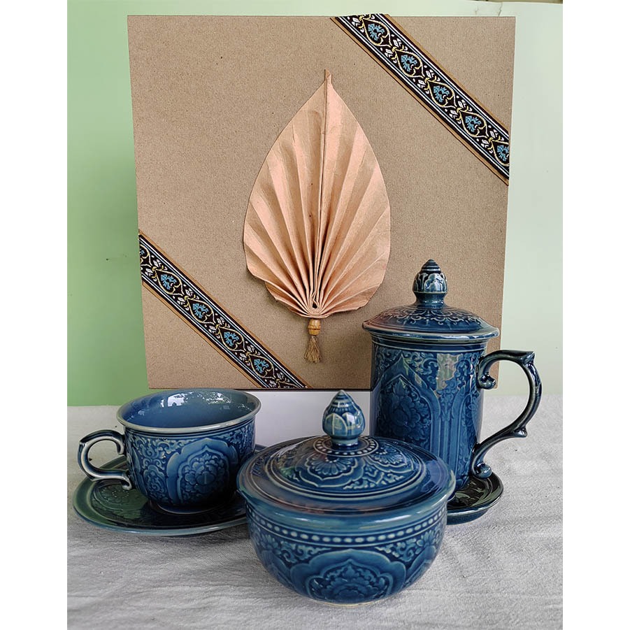 ของขวัญ ชุดกาแฟ ลายนางพญาสีน้ำเงิน บรรจุในกล่อง มี3เซ็ค คือ แก้วน้ำ ถ้วยกาแฟ ถ้วยของหวาน โอทอปลำปาง otoplampang