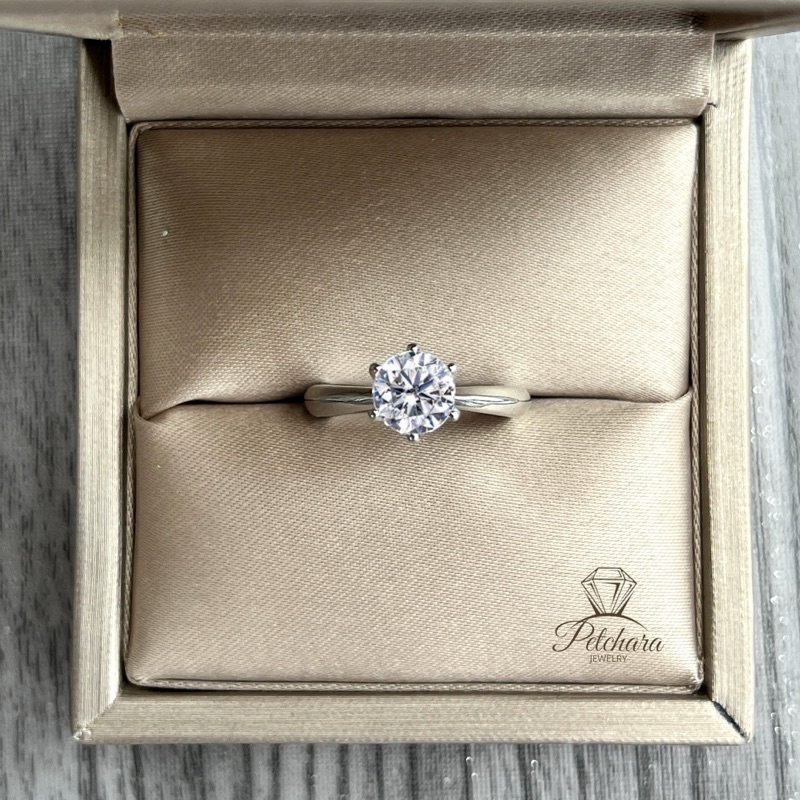 แหวนเพชรโมอีส 1 กะรัต เงินแท้92.5% ชุบทองคำขาว พร้อมใบเซอร์