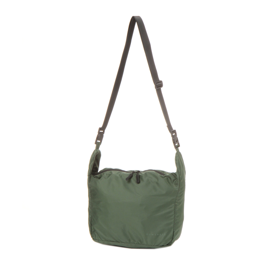 [NUMERALS]  Light shoulder bag