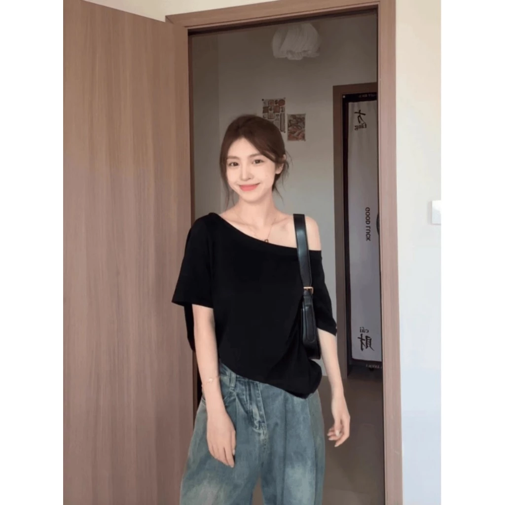 เสื้อยืดผู้หญิง คอปาดปาดไหล่ เสื้อยืดสวยๆผู้หญิงที่กําลังฮิต oversize สไตล์เรโทร เหมาะสำหรับสาวแซ่บ คอกลมแขนสั้น สีทึบ