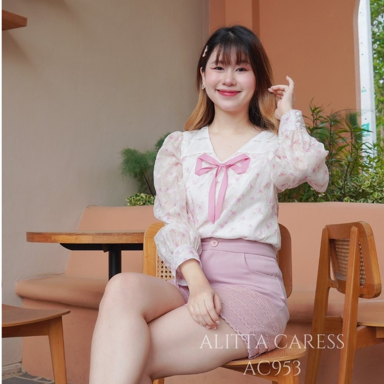 ALITTA CARESS :AC953 เสื้อคอวีพิมพ์ลายดอกสีชมพู เเต่งระบายลูกไม้3ชั้นพร้อมโบว์ชมพู น่ารักสไตล์คุณหนู