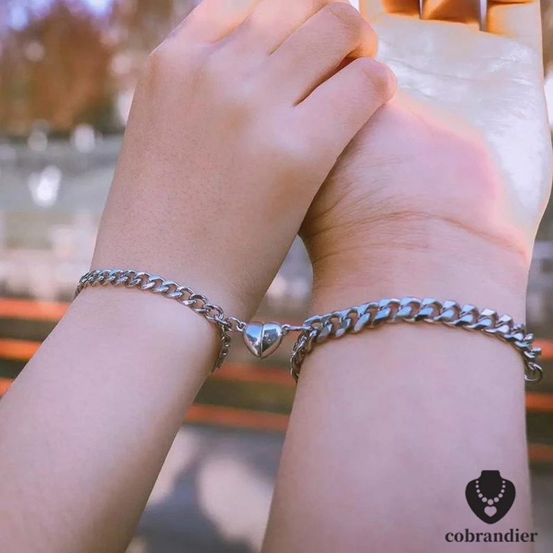 CODส่งเร็ว สร้อยข้อมือกําไลข้อมือคู่รักแม่เหล็กรูปหัวใจสีเงินเกาหลีเรียบง่ไม่ตกสีไม่เป็นสนิมของขวัญ