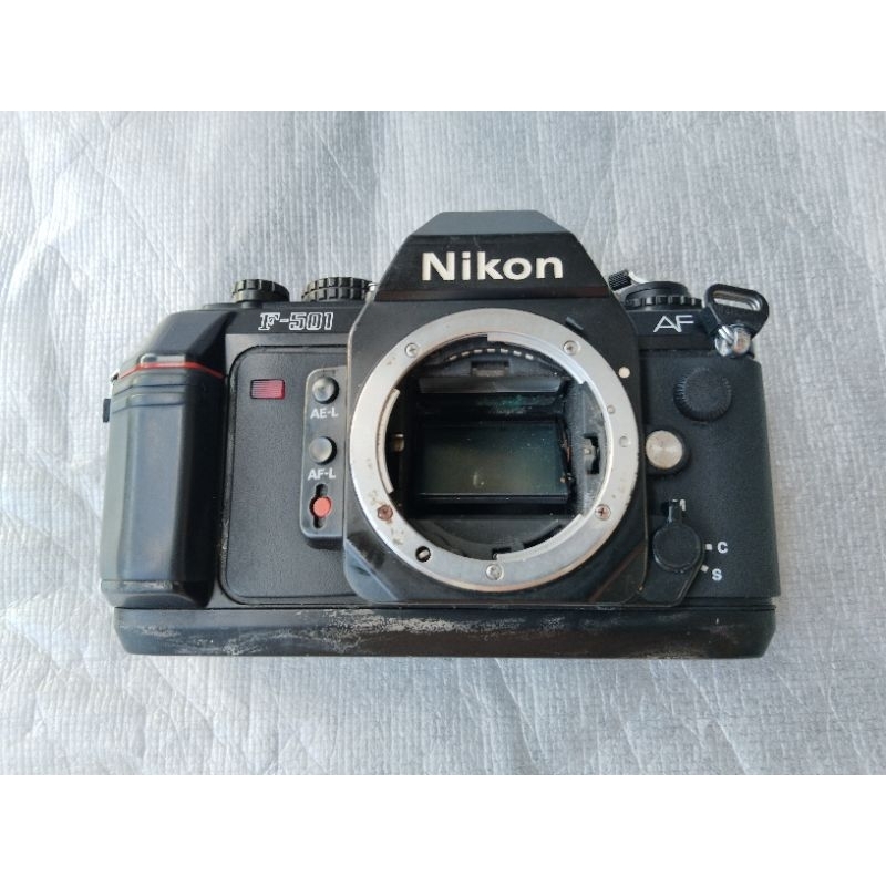 กล้องฟิล์ม​ nikon​ f-501(ทำความเข้าใจก่อนซื้อ​ ได้เฉพาะตัวเครื่อง​spare​ part)​ไฟไม่เข้า สีร่อน ไปซ่