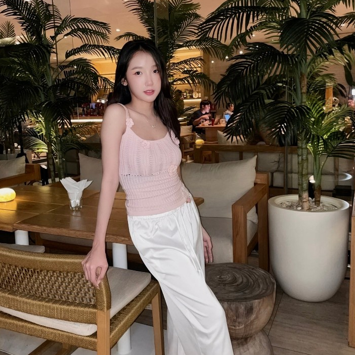 Mia top - เสื้อสายเดี่ยวไหมพรม แต่งดอกไม้ด้านหน้า