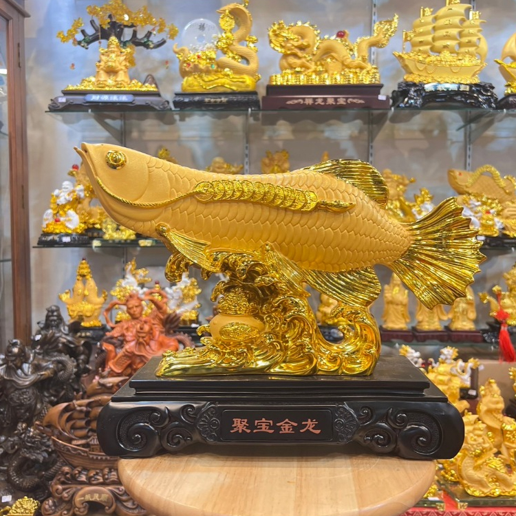 ปลามังกร อยู่บนคลื่น คาบเหรียญจีน พร้อมถังเงินถังทอง ปลามงคล สูง12นิ้ว งานเรซิ่นพ่นทรายทอง ฐานสีไม้