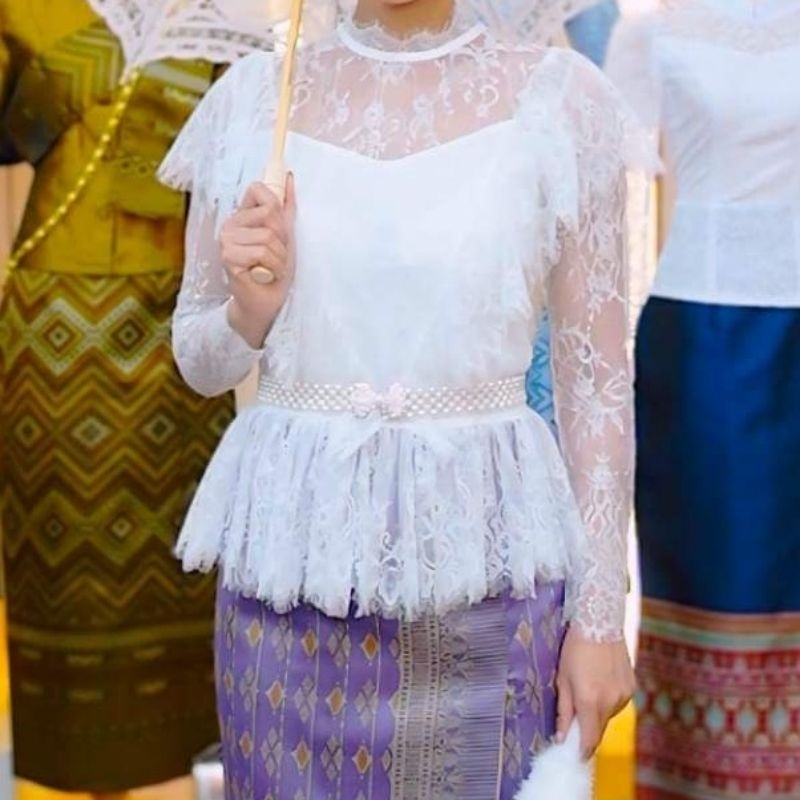 เสื้อลูกไม้ร5ประยุกต์แขนยาวเนื้อนิ่มใส่สบาย อก32-44นิ้วใส่กับโจงกระเบนก็สวยใส่กับผ้าถุงก็สวยค่ะ