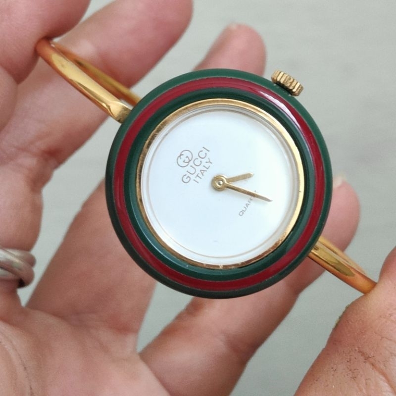 นาฬิกา มือสอง Vintage Gucci made in Italy ระบบควอตซ์ ทรงกำไล รอบวง 16 cm. ทองสวย กระจกสวยใส ขอบสีเขี