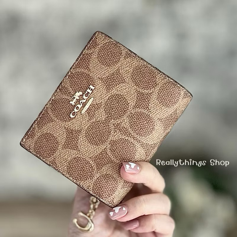 [ลดเพิ่ม:โค้ดคุ้ม+โค้ดร้านค้า]{แท้ % พร้อมส่ง+ส่งฟรี} กระเป๋าตังค์สั้น C0ACH Snap Wallet (รุ่นซิปห้อยตัวซี C3309 CR969)