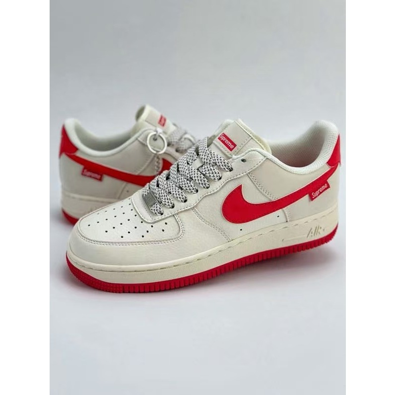 Nike Air Force 1 Low 07 x Supreme  สีขาวแดง Manstar กีฬาลำลองรองเท้าคณะกรรมการต่ำ