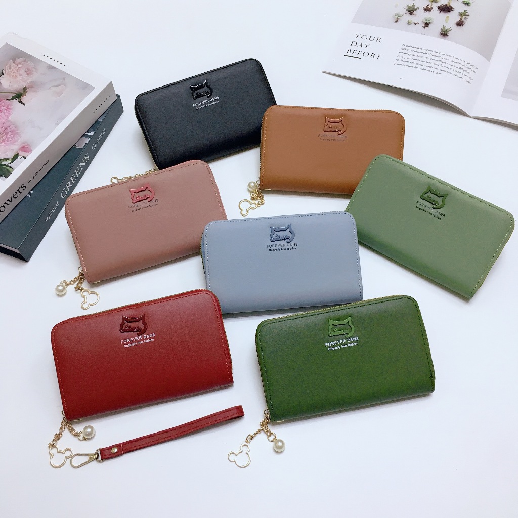 กระเป๋าสตางค์หนึ่งซิปใบกลางมีช่วงใส่บัตรงทั้งหมด4ช่อง. กระเป๋ายาว16CM รุ่นใหม่มีสายคล้องมือทุกใบค่ะ#M2