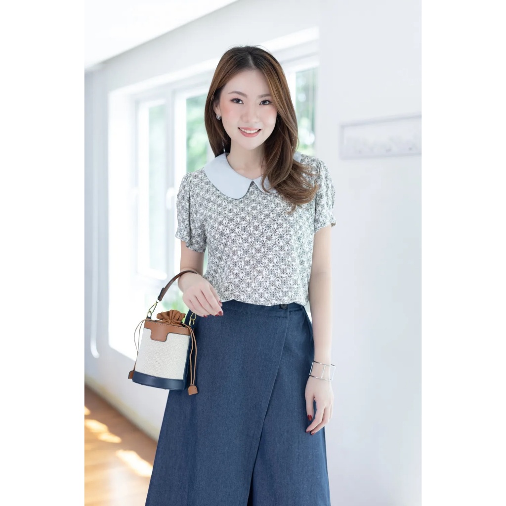 Narinari : MT0106 Peter Pan Collar Folded Sleeve Breeze Blouse – White-Blue เสื้อปกบัว แขนจับจีบ