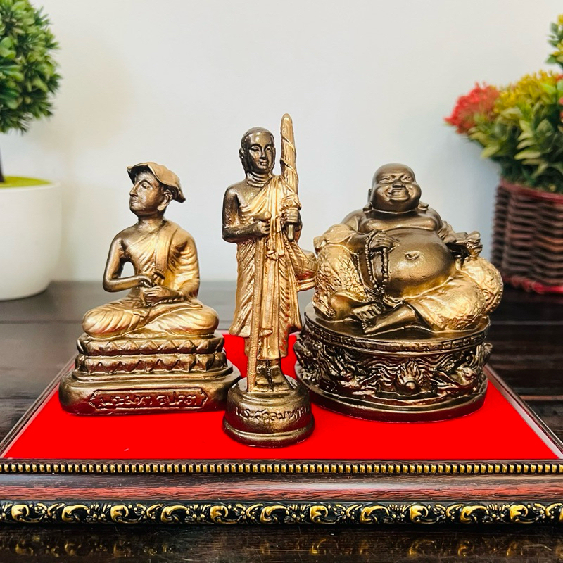 3 พระอรหันต์แร่เหล็กน้ำพี้สีมันปูเพ้นท์สีทอง แถมฟรีฐานรององค์พระ