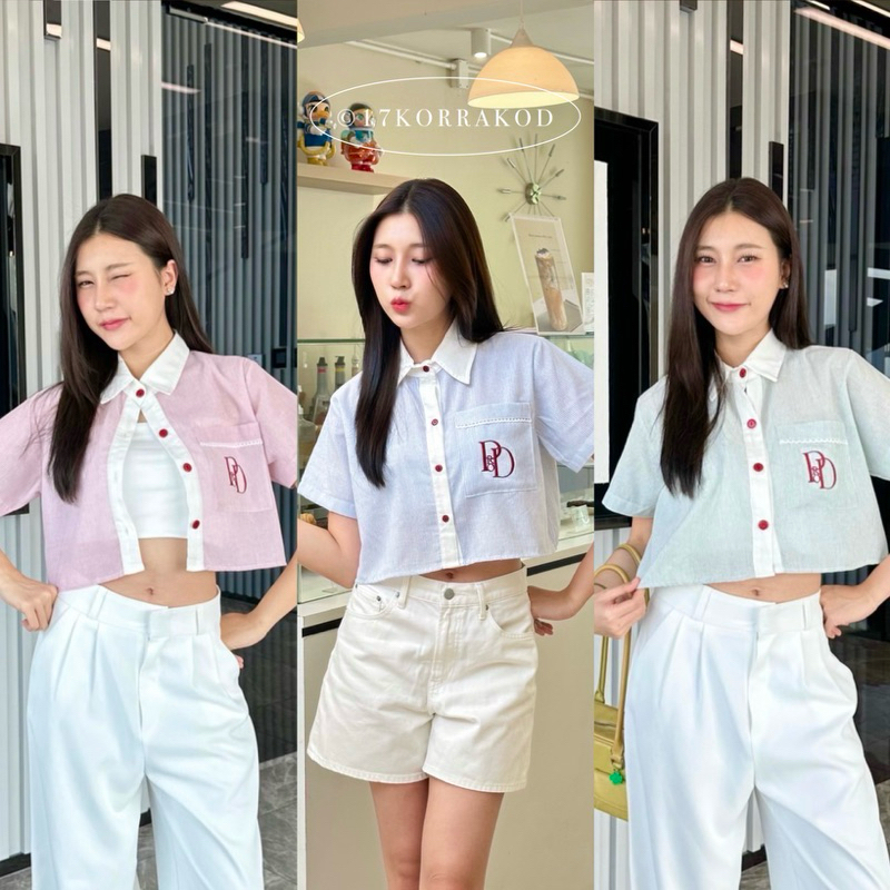 เสื้อเชิ้ตครอปคอปกแขนสั้น ดีเทลปักตัวอักษรช่วงอก กระดุมใช้งานได้จริง (Prod Studio)