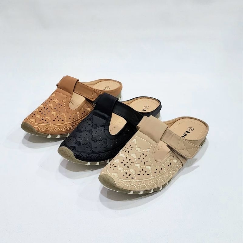 รองเท้าสวมเปิดส้นเท้าปักลายสวยหนังนุ่มใส่สบายเท้าพร้อมพื้นกันลื่น  by here_shoe_shop