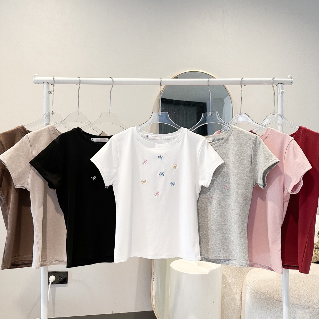 COLORED RIBBON เสื้อยืดทรงสลิมปักโบว์หลายส