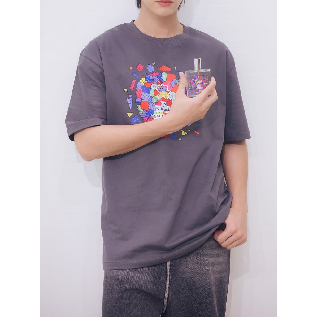 artepolé oversized T Shirt ลาย Joy เสื้อยืดที่มีแรงบัลดาลใจจากงานศิลปะที่อยู่บนขวดน้ำหอมเท่ห์ ทันสมัย ในรูปแบบ street fa