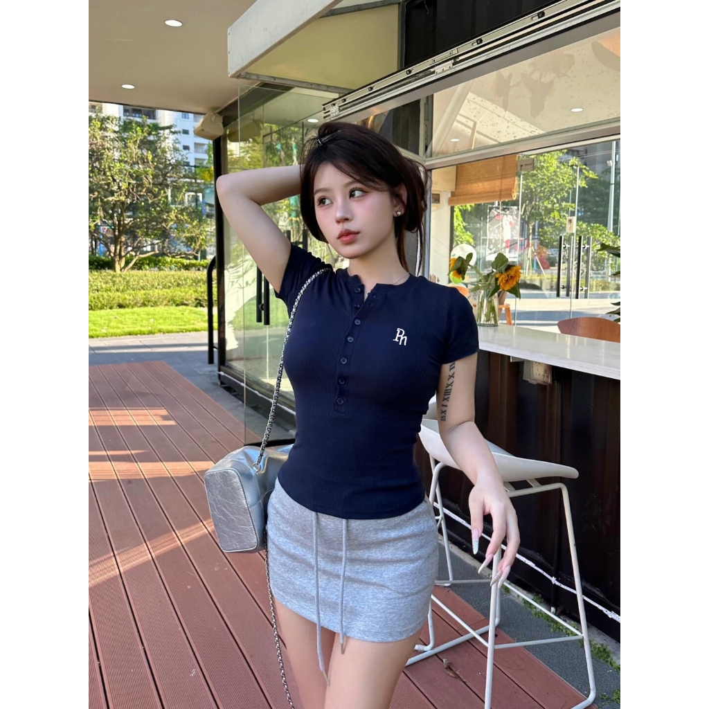 เสื้อยืดแขนสั้นคอปกเปิดหน้าสำหรับผู้หญิง สไตล์อเมริกัน รุ่นใหม่ฤดูร้อน ดีไซน์พอดีตัว สวมใส่แล้วดูเรียว
