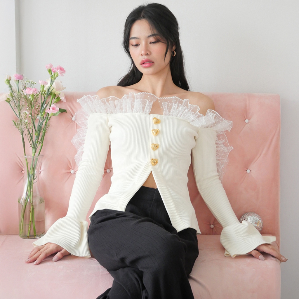 LUCA STUDIO_Bonnie top - เสื้อปาดไหล่ผ้ายืดคอตต้อน แต่งระบายผ้าลูกไม้ ปลายแขนระบาย ด้านหน้าแต่งกระดุม
