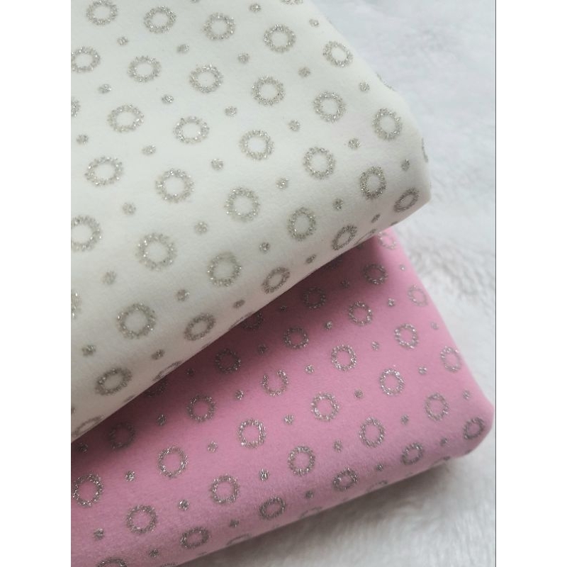 ผ้ากำมะหยี่ ผ้าสักกะหลาด เนื้อผ้าอยู่ทรง พิมพ์ลายวงกลมเล็ก สำหรับงานdiy (90*135เซน)