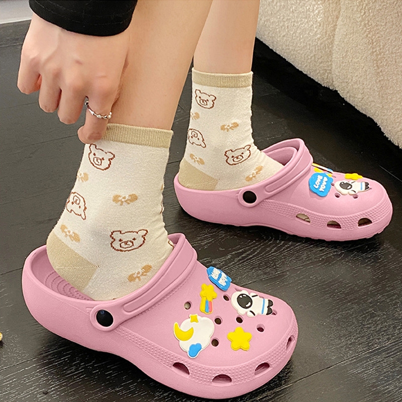 LHSunday ราคาถูก รองเท้าแตะพื้นนิ่ม รองเท้าแบบสวมพื้นหนา มาพร้อมตัวติดลายนักบินอวกาศ แมทช์ง่ายได้ทุกชุด มีสายรัดส้นให้