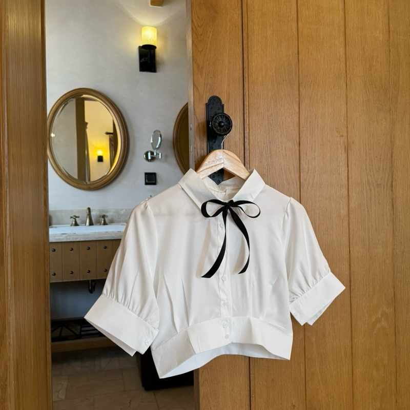 Princess shirt ครอปเชิ้ตคอปกมาพร้อมโบว์สีดำ
